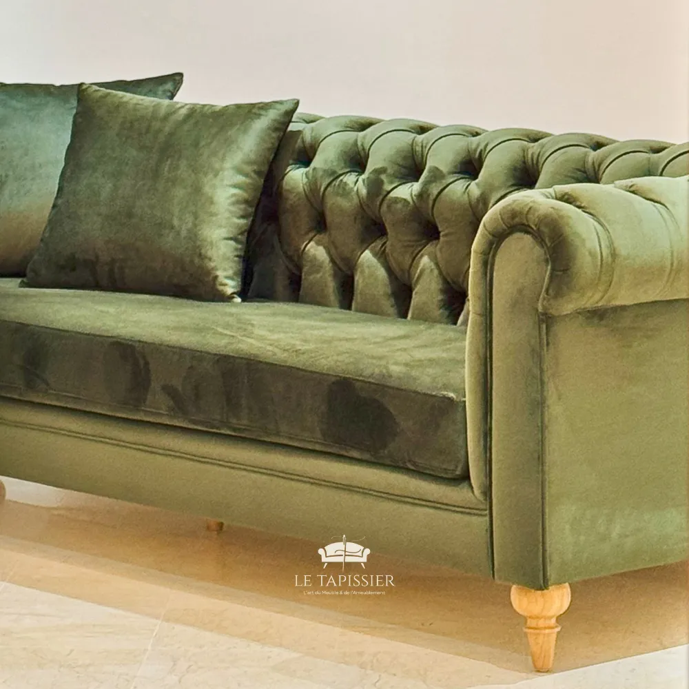 Canapé Chesterfield velours vert capitonné style anglais pieds bois Canapé Chesterfield velours vert capitonné style anglais pieds bois